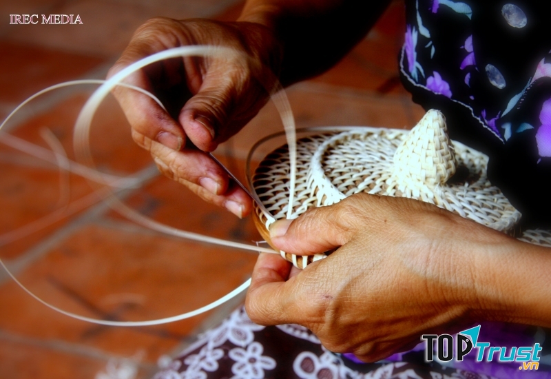 Nghệ nhân Nguyễn văn Trung được biết đến với cái tên người giữ hồn cho nghề mây tre đan của Việt Nam