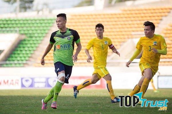 Tiền đạo trẻ Nguyễn Xuân Nam tại Lao League.
