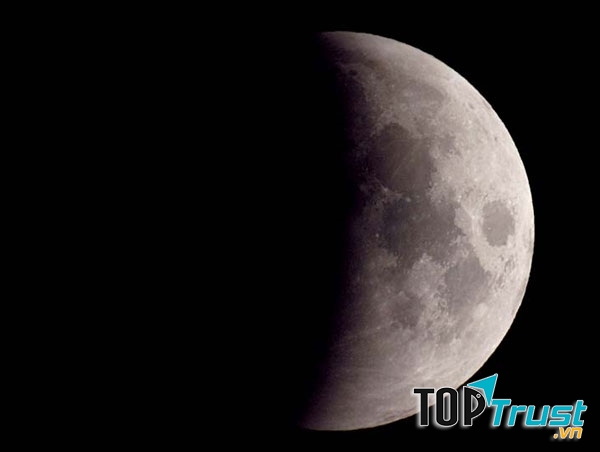 Nguyệt thực nửa tối