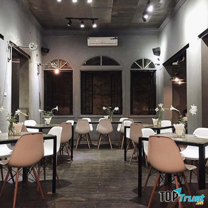 Quán được decor đẹp, kết hợp cây xanh, ánh sáng, bài trí ở đây cũng theo phong cách phương Tây nhìn rất thích.