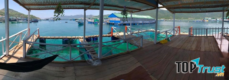 Homestay được xây nổi trên mặt biển như những nhà bè bạn thường thấy.