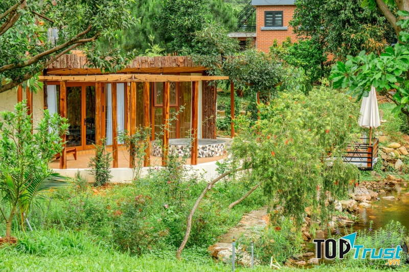 Nhà Bên Rừng là tổ hợp homestay có không gian mở hoà hợp với núi rừng