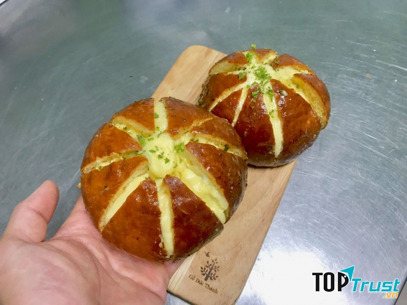 Một trong những địa chỉ bạn nên tìm đến để trải nghiệm bánh mì bơ tỏi chính là Nha Cake.