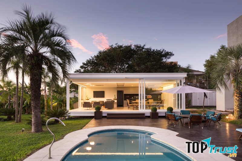 Nếu nhà bạn có điều kiện nhưng không thích lầu thì đây sẽ là mẫu nhà thích hợp. Chỉ cần quan sát tí xíu là không gian căn nhà sẽ được mở rộng thông thoáng với các căn phòng liên kết với nhau. Và nên để nhiều cửa sổ to để tạo không gian ánh sáng cho căn nhà của mình nhé.