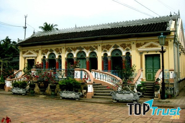 gian nhà chính được chụp bên ngoài