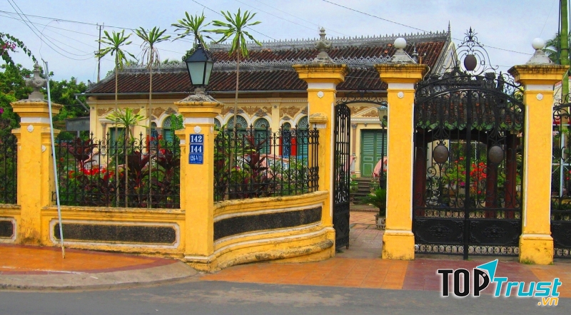 Cổng nhà được xây kiên cố bằng bê tông và sắt theo kiểu dinh thự Pháp