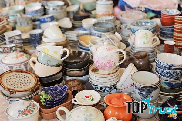 Đồ gốm ở đây không chỉ đa dạng về mẫu mã mà còn phong phú về chủng loại