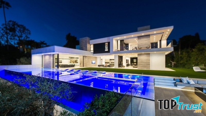 Toàn bộ ngôi nhà và xung quanh đều rất thoáng, phù hợp với một cái bể bơi xanh mướt bên hông nhà. Sang trọng mà đẹp mắt.