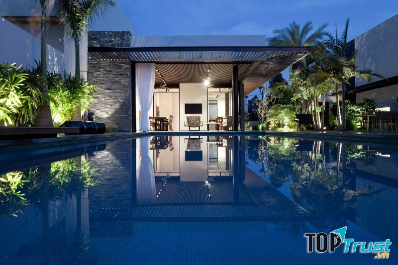 Vào mùa hè mà có một cái hồ bơi rộng như thế này thì hết sảy. Thêm vào đó hơi nước sẽ làm cho nhiệt độ trong nhà sẽ thấp hơn, sẽ rất dễ chịu vào mùa hè.