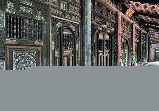 Cửa nhà được chạm khắc vô cùng công phu