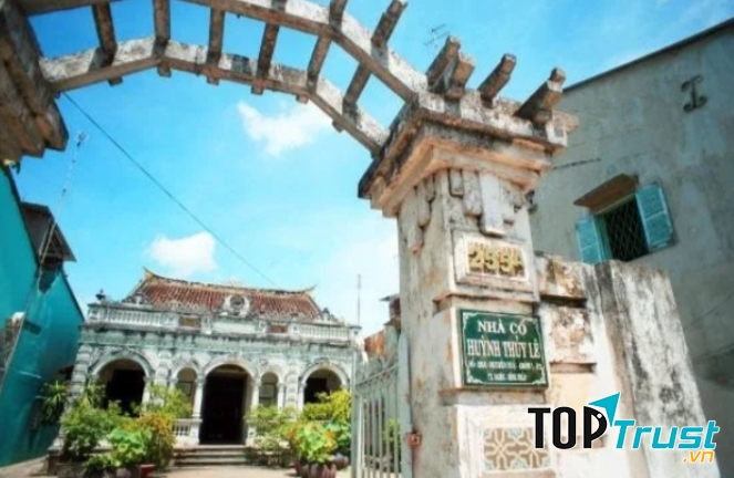 Cổng ngôi nhà cổ Huỳnh Thủy Lê