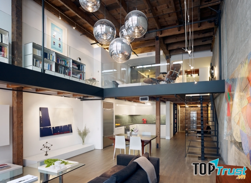 Phong cách hiện đại, sáng tạo làm cho ngôi nhà đẹp hơn rất nhiều. Một điểm nữa khi ta đứng trên gác thì sẽ quan sát được mọi việc ở phòng khách và phòng bếp. Chiếc cầu thang không đến nỗi chiếm quá nhiều diện tích.