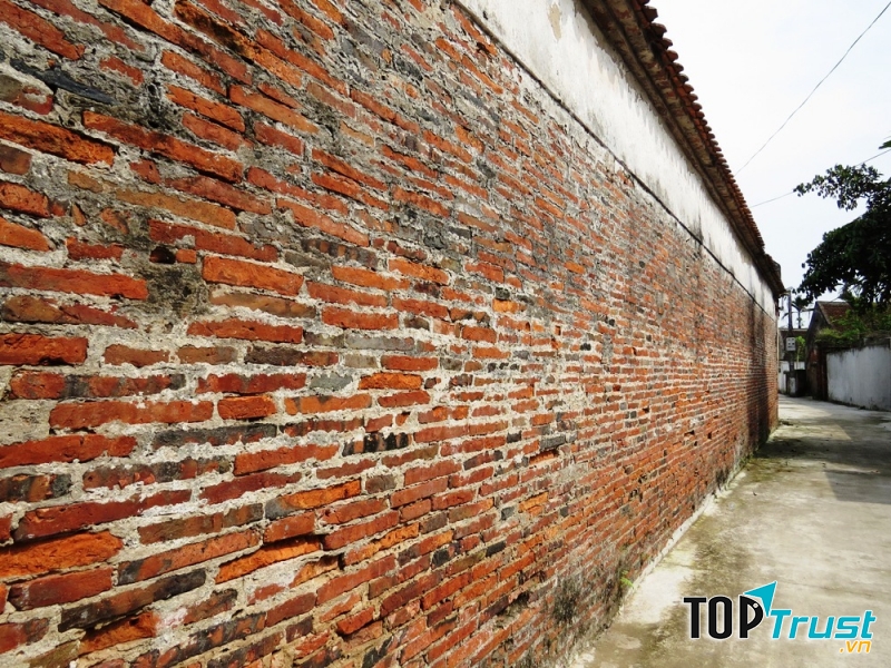 Tường nhà được xây bằng gạch đất nung bản mỏng, kích thước mỗi viên gạch dài tới 40 cm, rộng 30 cm