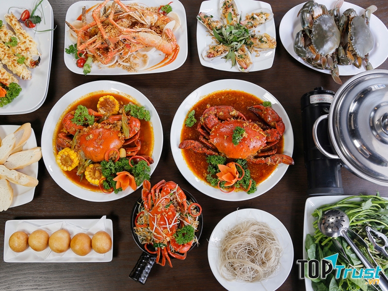Đến với Queen’s Crab các bạn sẽ lạc vào thiên đường của 100 món cua và hải sản ngon được chế biến theo phong cách thượng hạng mang nét tinh túy của ẩm thực Việt Nam, Hàn Quốc, Singapore, Hồng Kông,…