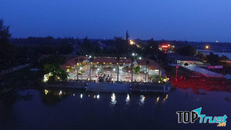 Nhà hàng Ẩm thực Bến xưa chuyên cung cấp các dịch vụ ẩm thực hải sản tươi sống cho khách hàng