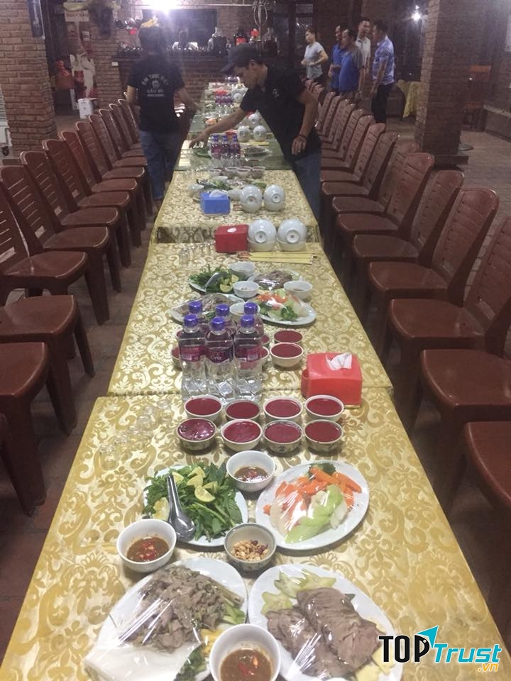 Bàn ăn tại ẩm thực Việt