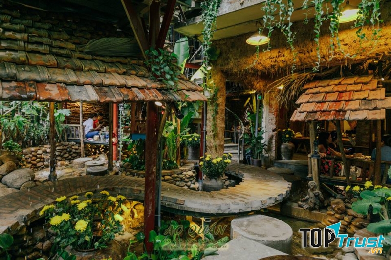 Đến với Ao Quán Đông Tác, bạn sẽ được đưa về bữa nhậu quê thực thụ với rượu nậm, chén sành