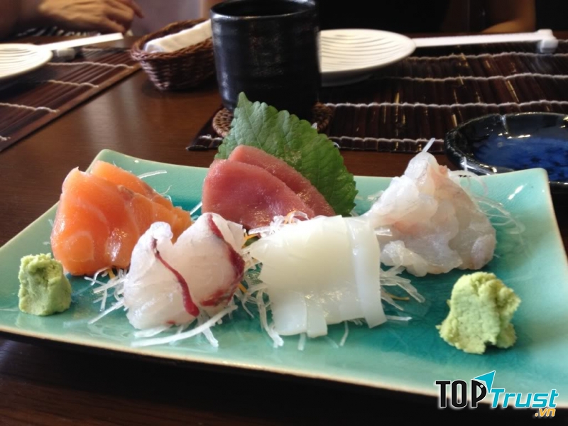 các món ăn làm từ nguyên liệu tươi ngon bậc nhất được tuyển chọn nhập khẩu từ xứ sở hoa anh đào Nhật Bản, với không gian và các món ăn thuần khiết, tinh hoa, sẽ làm hài lòng thực khách kỹ tính nhất.