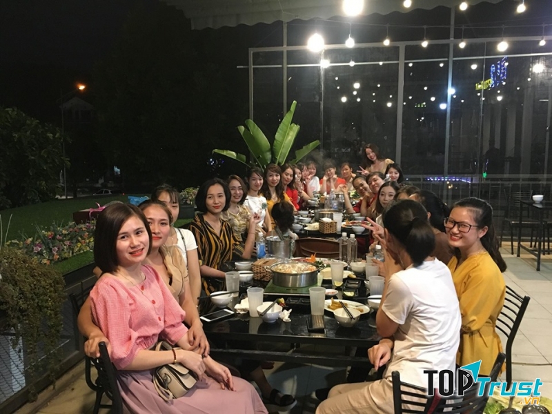 Khách hàng tấp nập vô cùng