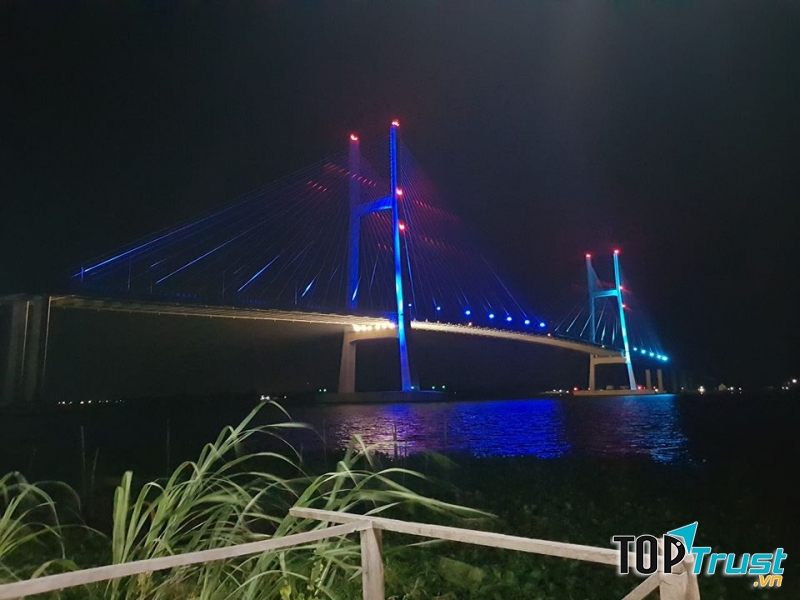 Cầu Cao Lãnh được chụp từ nhà hàng Ba Lúa