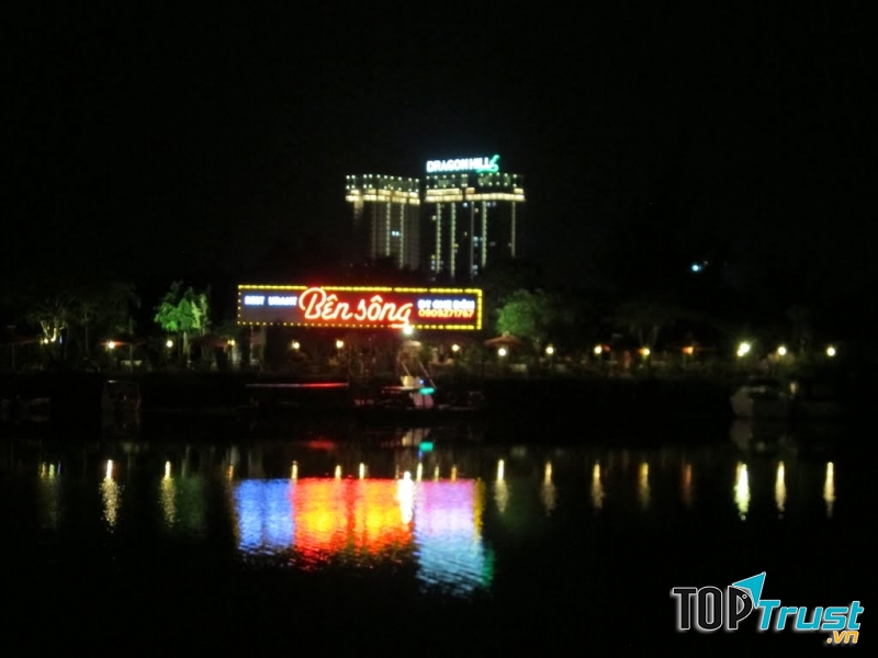 Nhà hàng Bên Sông