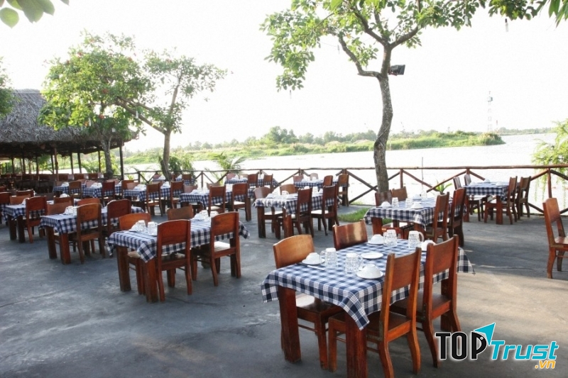 Bạn có thể thưởng thức những món ăn ngon, và ngắm cảnh đẹp tại Thùy Dương