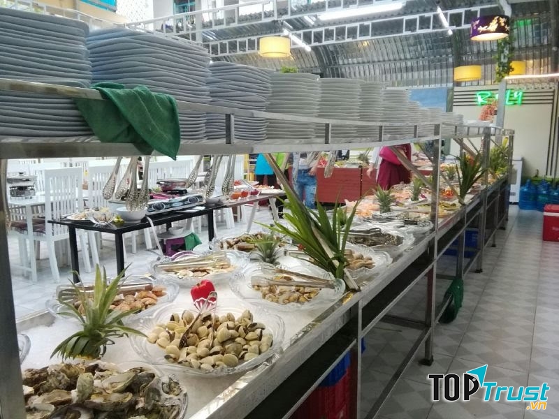 Đến với nhà hàng Buffet Roly, du khách sẽ được thỏa sức với đại tiệc hải sản đến từ những đầu bếp chuyên nghiệp
