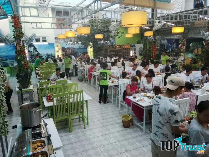 không gian độc đáo và thoáng đãng, nhà hàng Buffet Roly được thiết kế và bố trí giống một khu vườn nướng