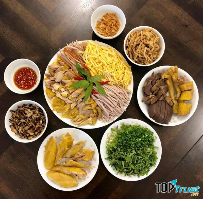 Nguyên liệu làm nên tô bún thang thơm ngon đặc biệt.
