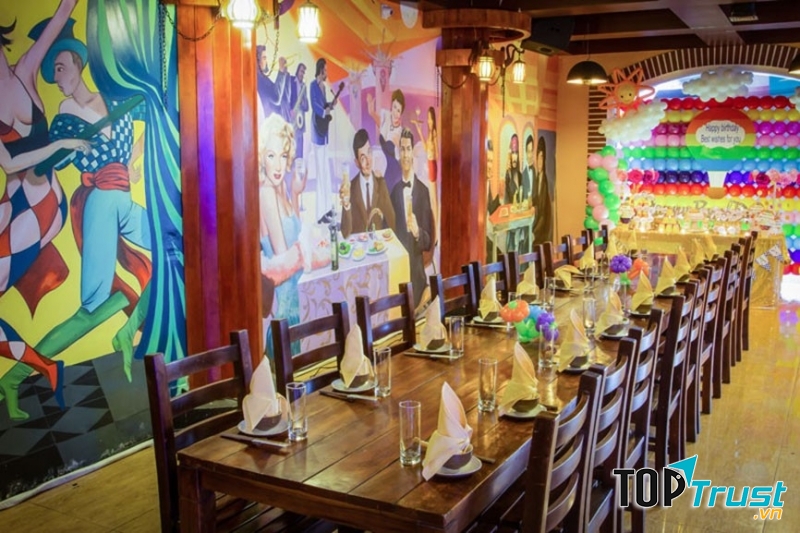 Không gian sang trọng ở Carnival phù hợp cho các bữa tiệc sinh nhật ấm cúng, trang trọng.