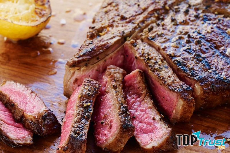 Nhà hàng Carolina's ăn điểm bởi đây là nơi cho bạn hương vị đúng chất ẩm thực Mỹ, có phục vụ cả rượu vang