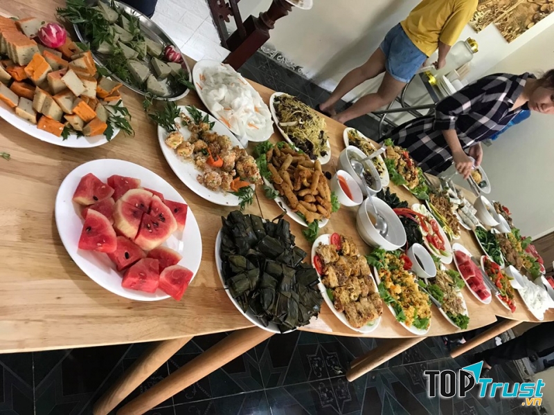 Bàn buffet chay tinh tươm cho các Phật tử cửa Chay Hoa Lư