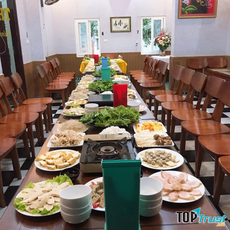 Không gian nhà hàng tinh tế, thoáng đãng