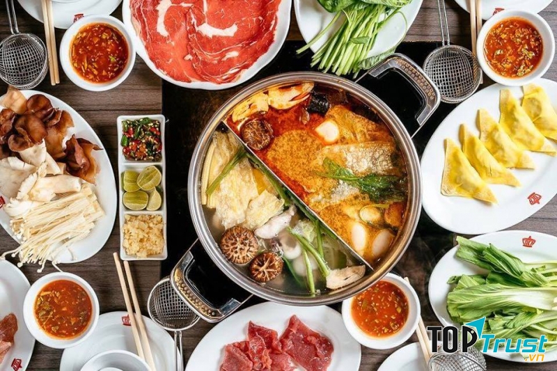 Món Thái hấp dẫn tại nhà hàng.