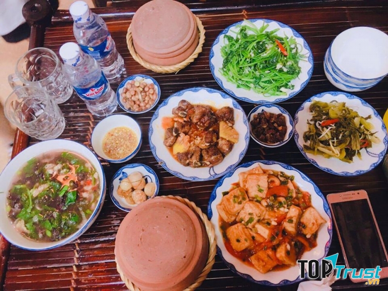 Mâm cơm niêu hấp dẫn