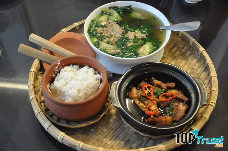 Nhà hàng cơm niêu Sơn Mã