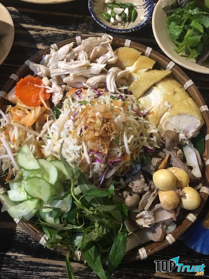 Với tâm huyết và đam mê của đội ngũ đầu bếp chuyên nghiệp, nhiều năm kinh nghiệm, chắc chắn Con Gà Mái Quang Trung sẽ khiến bạn ngây ngất khi có cơ hội trải nghiệm