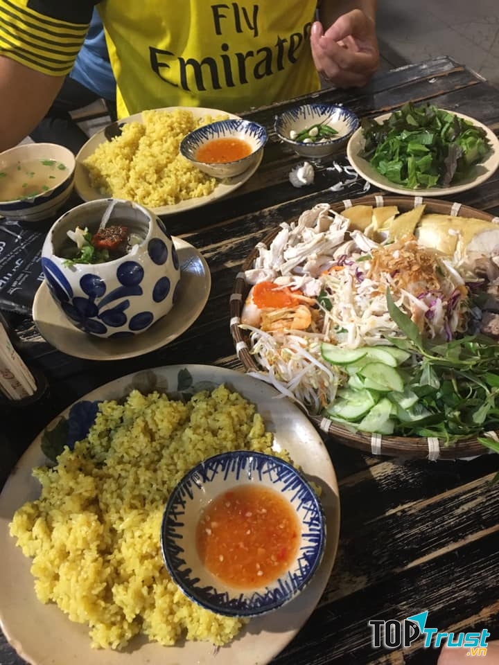 Con Gà Mái là một địa chỉ ẩm thực được thực khách Sài Thành vô cùng yêu thích với những biến tấu món Việt đầy phong phú