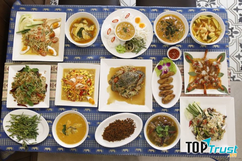 Món Thái hấp dẫn tại nhà hàng.
