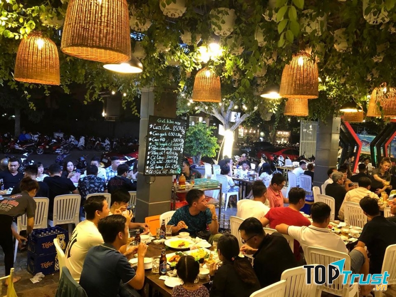 Thực khách dùng bữa tại Cua Cốm