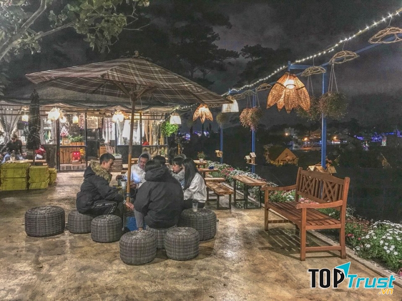 Với thời tiết dễ chịu như ở Đà Lạt, việc bố trí không gian ngoài trời và không gian trong nhà là hợp lí.
