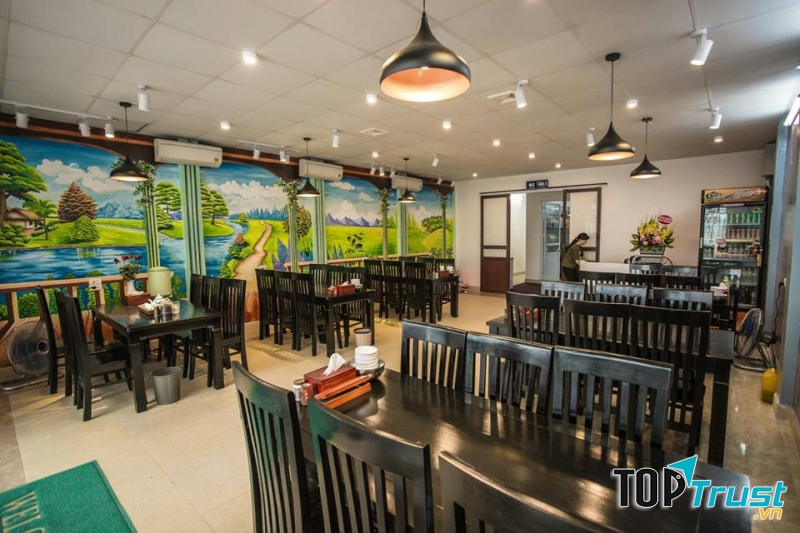 Không gian tại nhà hàng Trường Giang