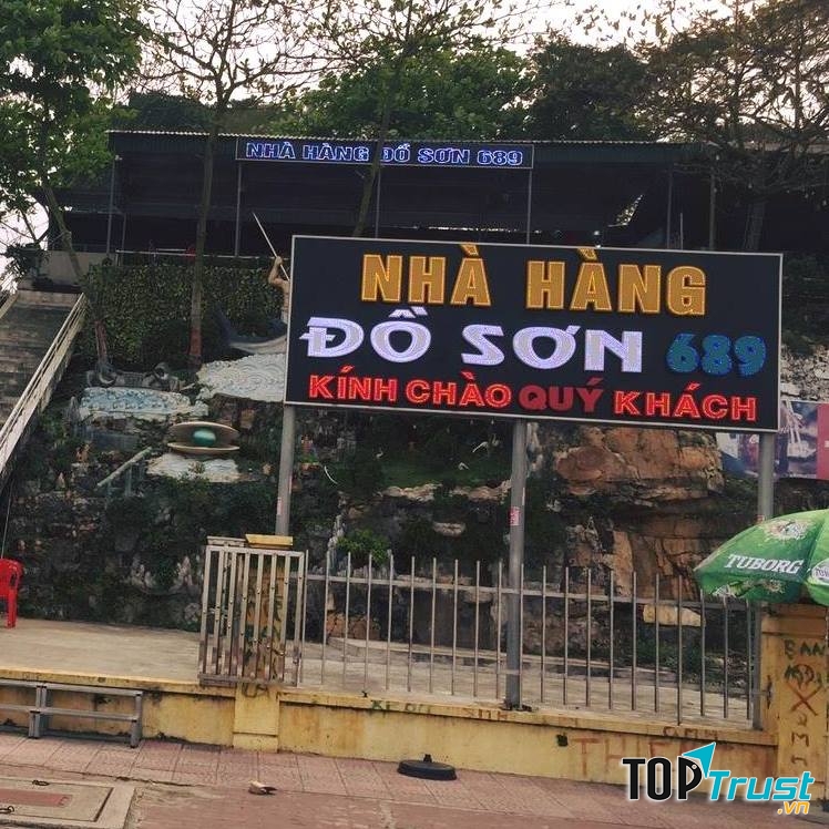 Không gian bên ngoài nhà hàng Đồ Sơn 689