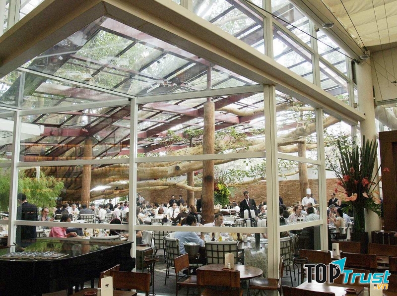 Góc nhìn từ quầy bar ra phòng ăn