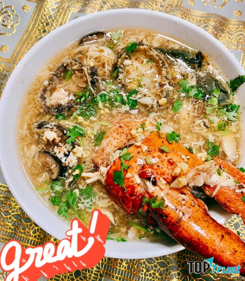 Một số món ăn nổi bật tại nhà hàng Eo Biển Xanh là gỏi sứa gòn ngon, ghẹ đầy gach, cá bớp, hào pho mai, mực tươi ngọt thanh,...