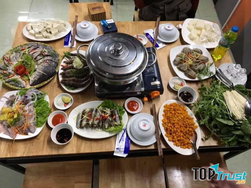 Những món ăn ở đây được chế biến dân dã, đơn giản nhưng không kém phần hấp dẫn.