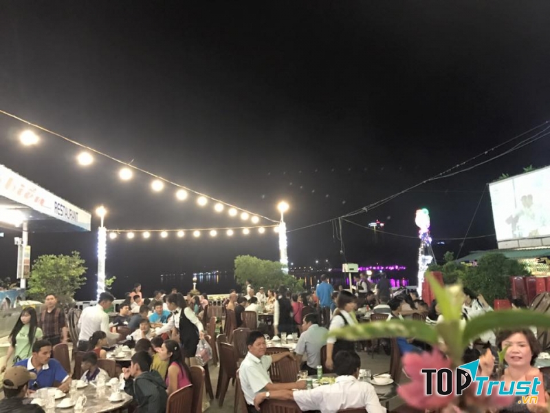 Thực khách dùng bữa tại nhà hàng