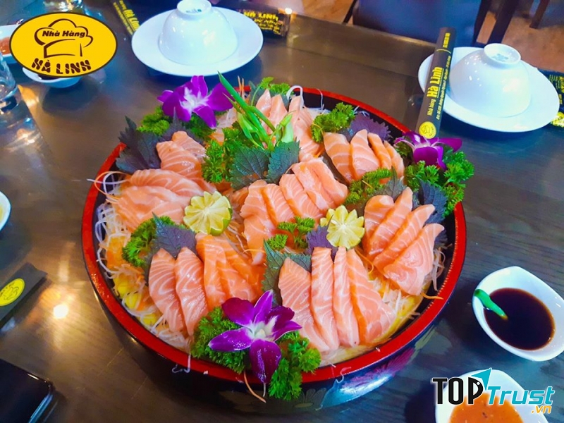 Gỏi cá hồi cũng là một món được nhiều người yêu thích