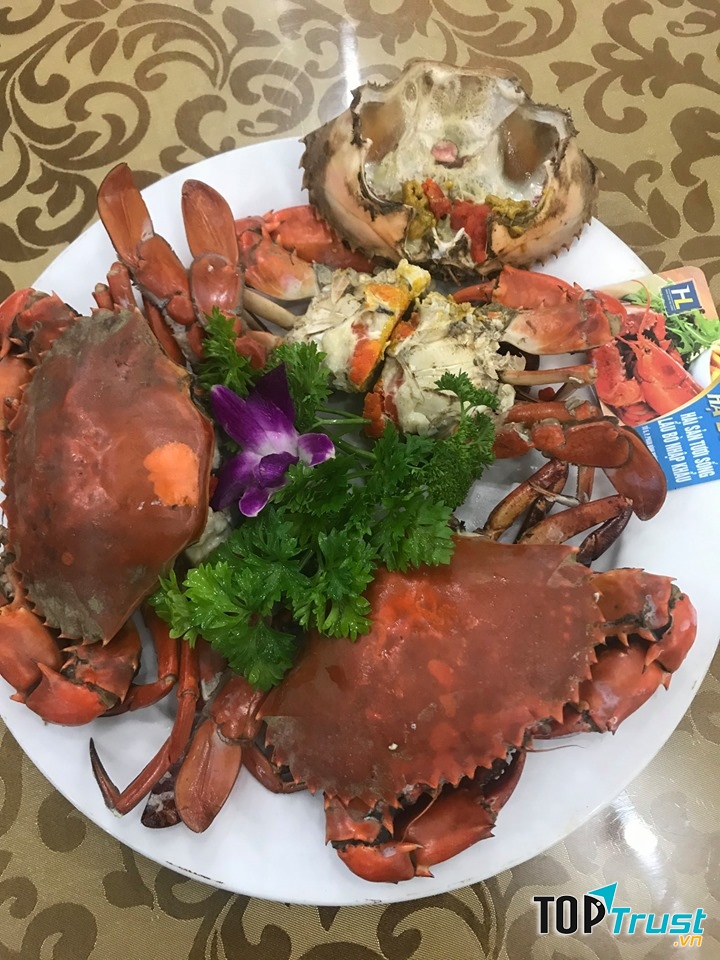 Các món ăn chính ở đây là hải sản từ tôm, cua, mực ghẹ, đảm bảo tươi ngon.