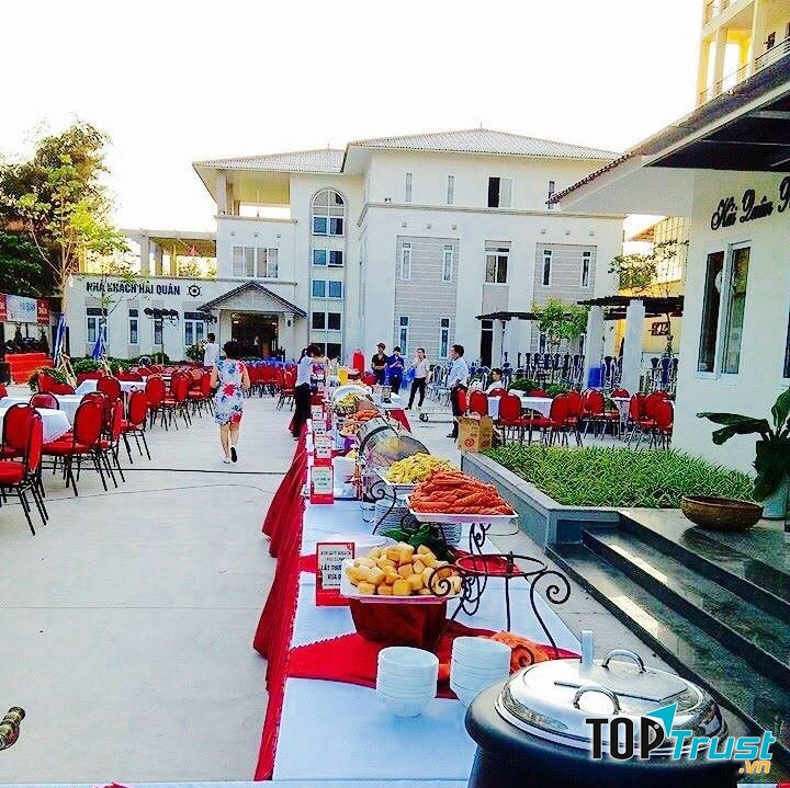 Những bàn tiệc ngoài trời mang phong cách sang trọng